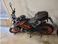 Image 2: KTM 125 Duke ABS