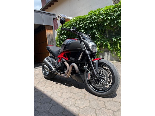 Ducati Diavel 1200 Carbon red