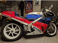 Bild 3: Honda VFR 750 R - RC30